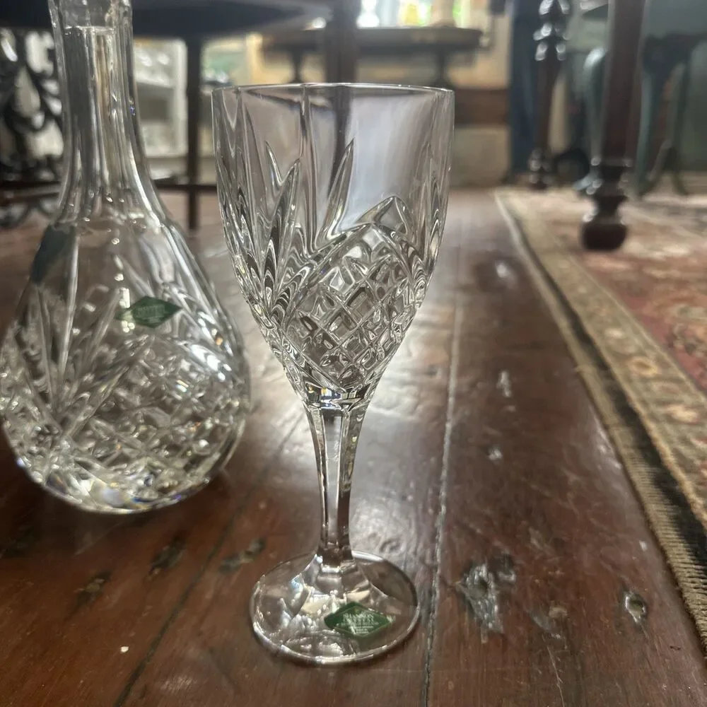 Shannon Crystal Designs of Ireland Lead Crystal Decanter/Stopper with 3 Glasses
